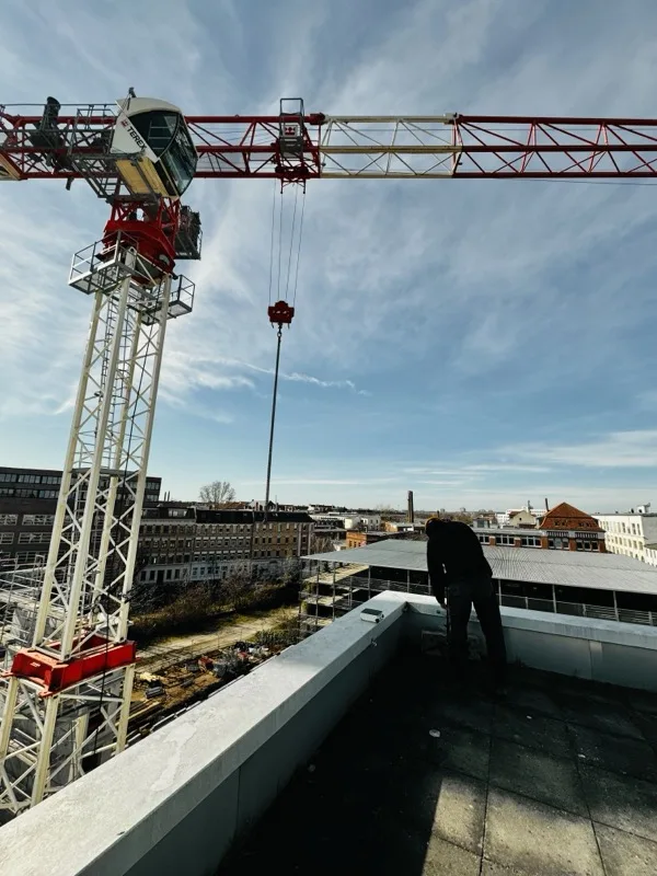 Teammitglied befestigt Kamerahalterung auf dem Dach